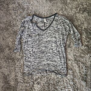 Chic Black and White V-Neck Long Sleeve Top